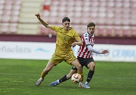 David Sánchez lucha un balón durante el último encuentro disputado con el Calahorra ante la SDL.