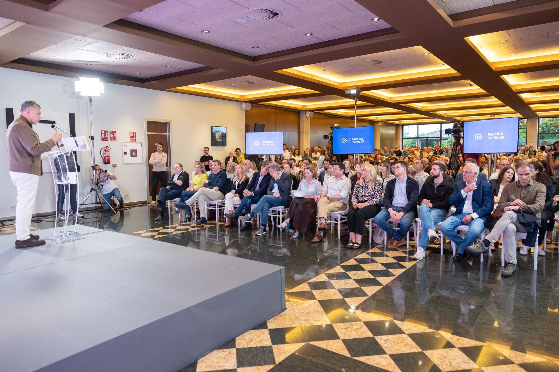 Imágenes de la visita del líder del PP a Logroño