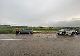 Una balsa de agua de lluvia provoca un accidente de tráfico sin heridos en la N-120A