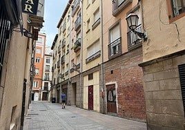 Calle El Carmen de Logroño, donde se ha producido el registro en un piso.