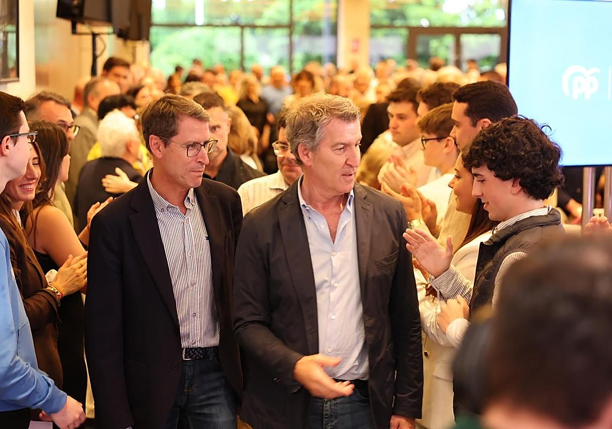 Feijóo, acompañado por Capellán, a su llegada al restaurante Delicatto