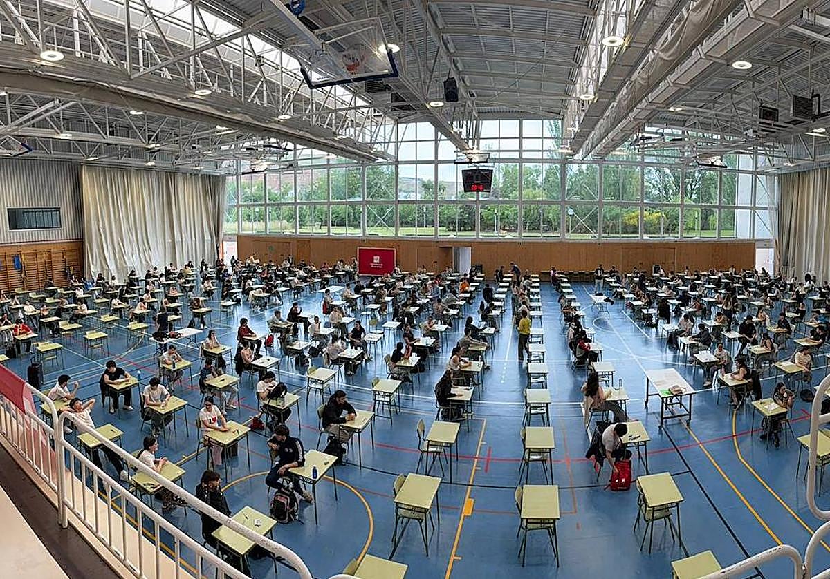 Estudiantes riojanos durante el primer día de la PAU, en el Polideportivo Universitario de la UR.