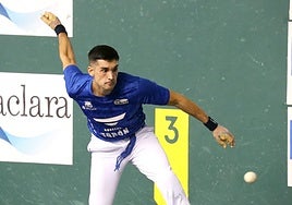 Víctor, ganador de la pasada edición junto a Iturriaga, se dispone a golpear la pelota.