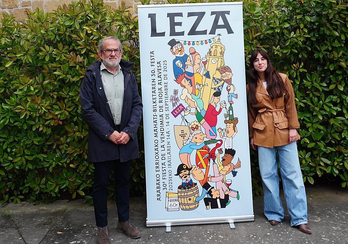 La autora, Carmen Calvar, posa con su obra junto a Raimundo Ruiz de Escudero, de la Fundación Hazi del Gobierno vasco.