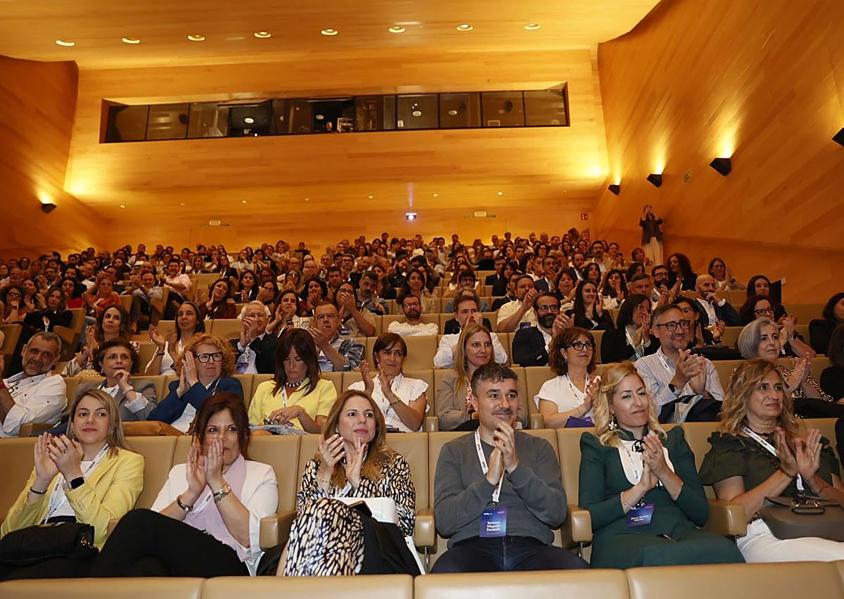 Imagen secundaria 1 - Foto de familia, público y el rector de UNIR, José María Vázquez-Peñuela. 