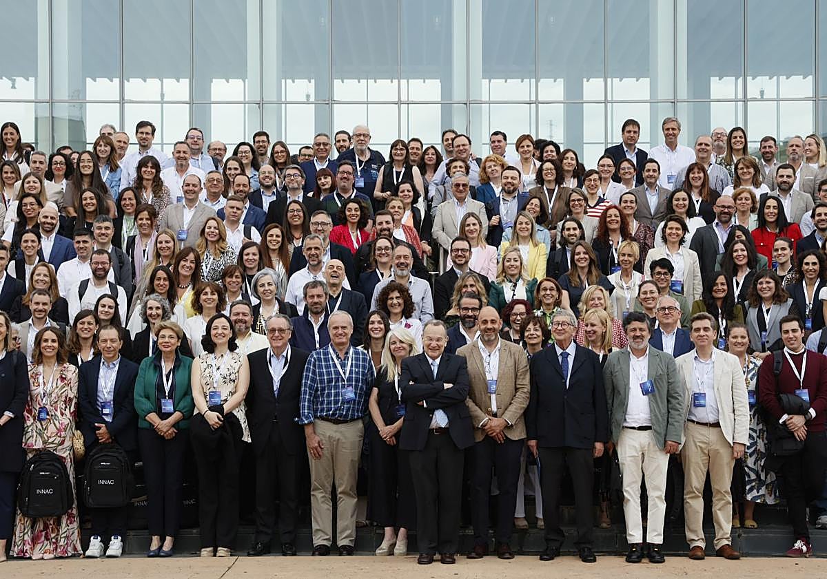 Imagen principal - Foto de familia, público y el rector de UNIR, José María Vázquez-Peñuela. 