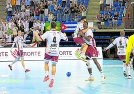 Xavi Tuà abraza a uno de los héroes del domingo ante el Ademar, Abdoula Modi, que llega a la Copa con muchas molestias.