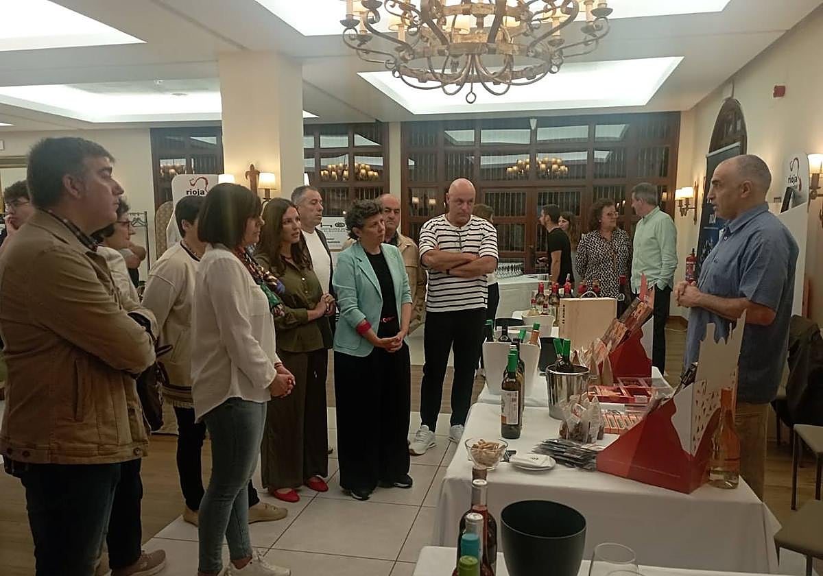Un total de 19 firmas se dieron cita en la I Feria de Vino y Aceite de La Rioja Baja