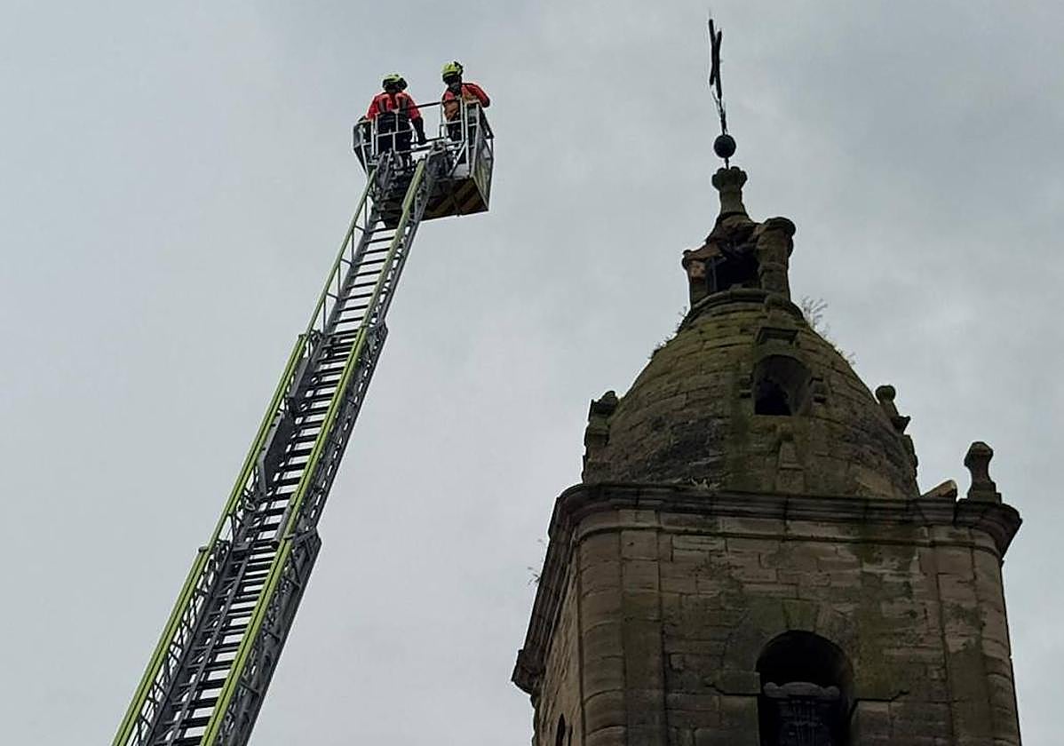 Los Bomberos tuvieron que intervenir tras el impacto de un rayo en el campanario de la iglesia de Fonzaleche.