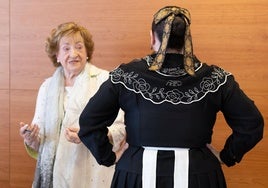 Ana María Medina, indumentarista y experta en la evolución del traje riojano y logroñés, explica el traje de mujer.