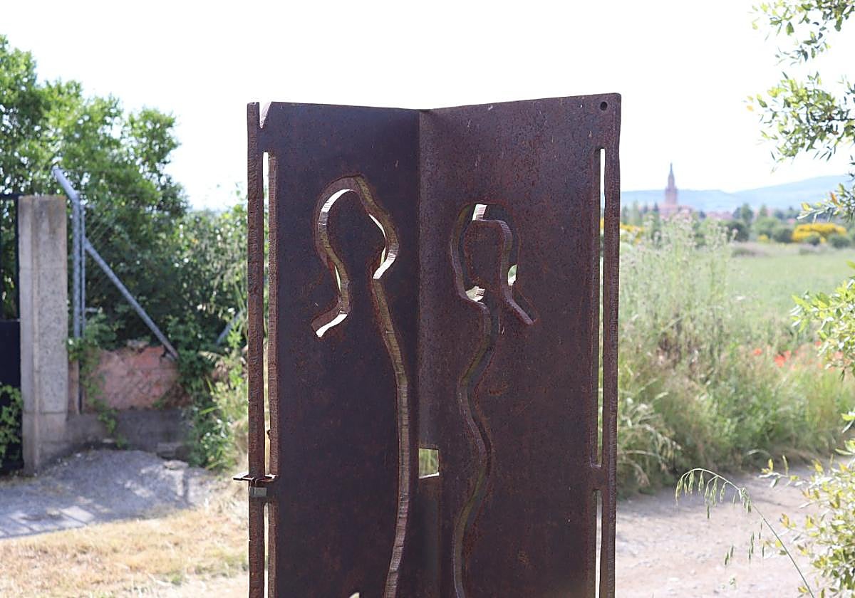 Escultura de los cuatro jóvenes que volvían de la romería a la Virgen de las Abejas cuando dos de ellos fueron alcanzados por un rayo.