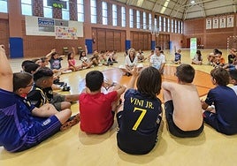 Visita en 2024 de la alcaldesa y el edil de Juventud a la ludoteca.