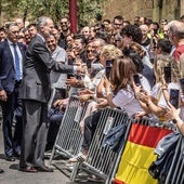 El Rey en Haro: una mañana de saludos, selfis y banderas firmadas