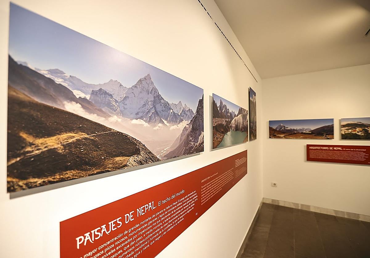 Imagen principal - Detalles de la exposición y, en la imagen inferior, Fernando Ezquerro y Roberto Iturriaga.