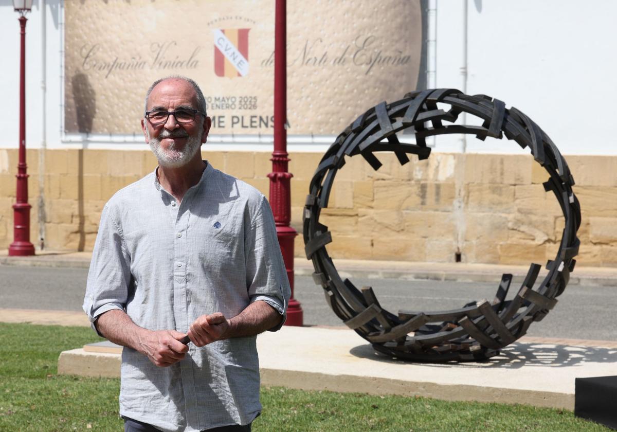 Olarte, el autor, junto a la obra.