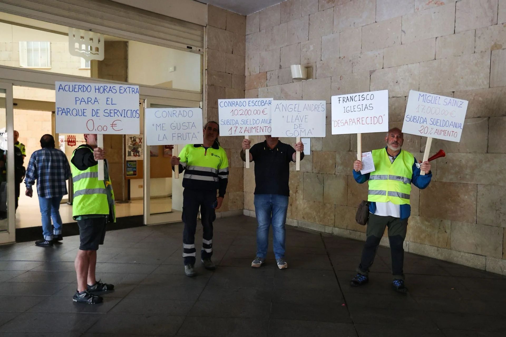 Trabajadores del Parque de Servicios con pancartas reivindicativas en la previa al pleno del Ayuntamiento de Logroño de este jueves.