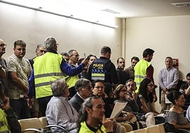 Parte de los trabajadores del Parque de Servicios tras ser obligados a abandonar el salón de plenos.