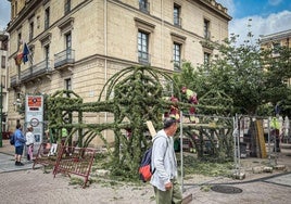 Preparativos del arco de San Bernabé.