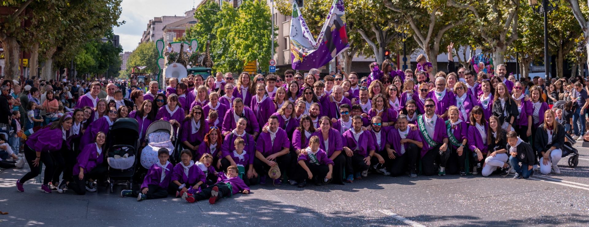 Imagen después - A la izquierda, una de las primeras fotos de la peña; a la derecha, una de las más recientes.