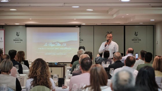 Julio Sáenz, director técnico de La Rioja Alta, SA, en un momento de la cata y 17 años después de su primer paso por el mismo foro.