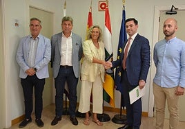 La alcaldesa, Mónica Arceiz; el concejal de Urbanismo, Antonio Mazo, y representantes de Formatt Building, en la presentación el pasado verano del proyecto de la nueva fábrica.