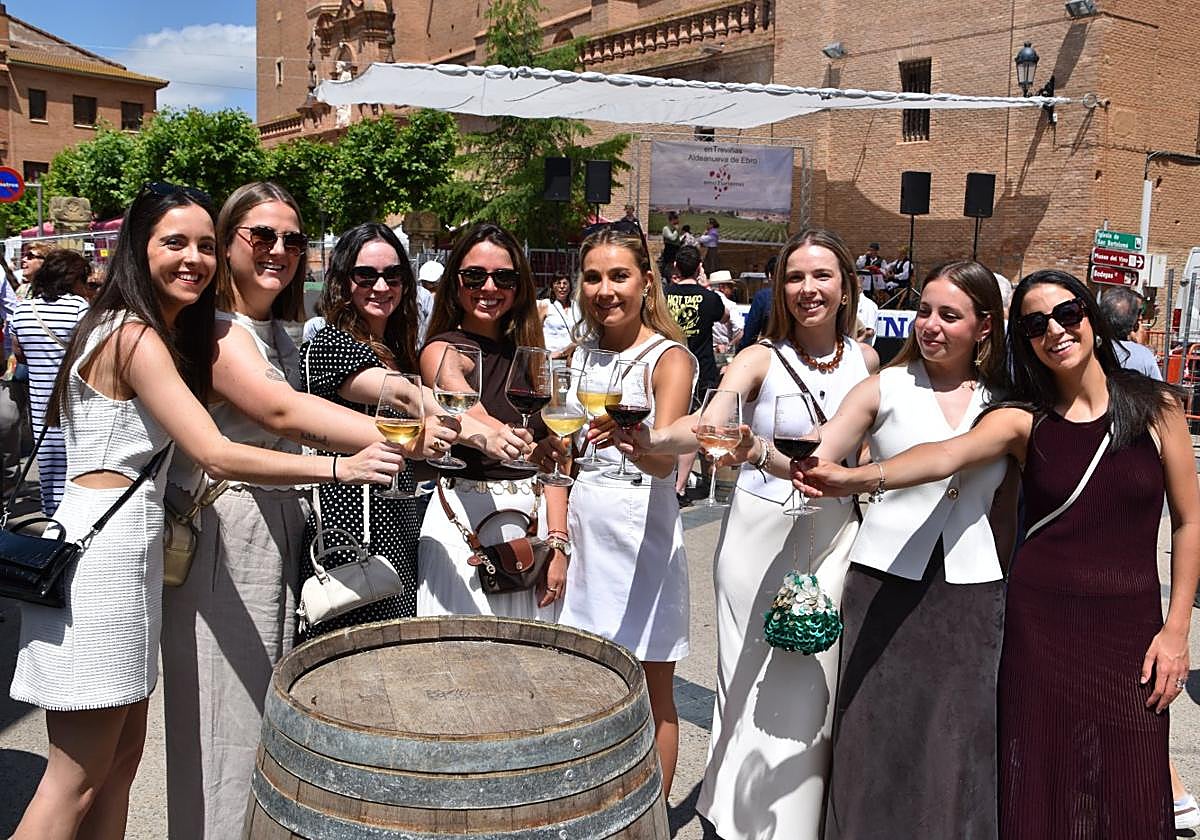 Una cuadrilla, disfrutando por la mañana en la plaza de España durante la Feria Entreviñas del vino.