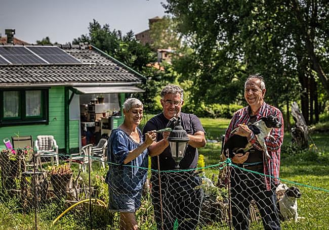 Isabel, Luis Argaiz y Bruno posan en Carbonera.