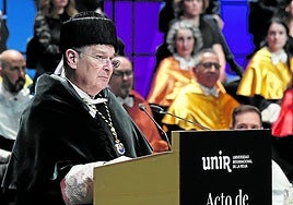 El rector, José María Vázquez, durante su discurso.