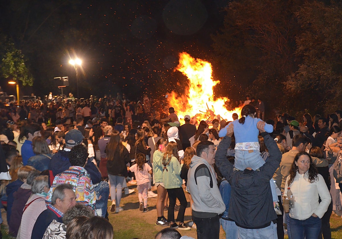 Hoguera de San Juan del pasado año, en el parque del Cidacos.