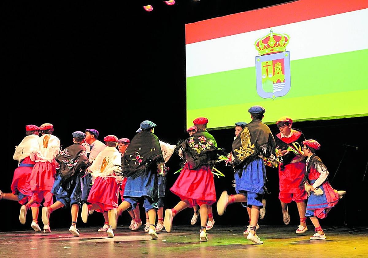 Grupo de Danzas de Santo Domingo en la Gala del Folclore de La Rioja.