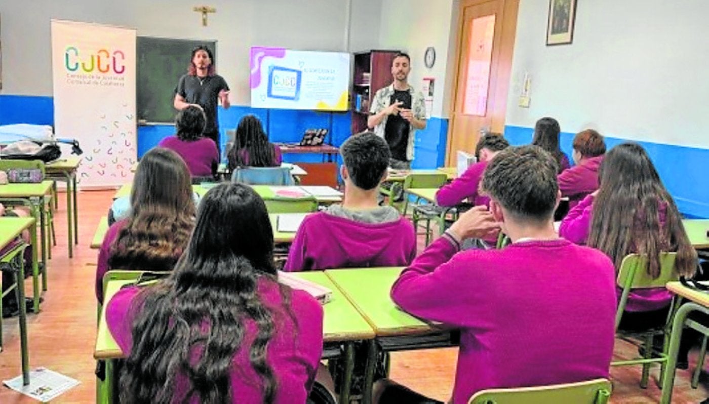 Charla sobre voluntariado a un grupo de alumnos de Secundaria.