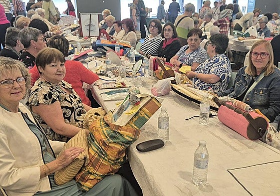 Bolilleras riojanas participan en un encuentro en Pamplona