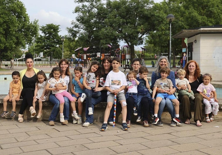 Seis familias monoparentales riojanas, seis madres y sus once hijos, esta semana en el logroñés parque de San Adrián.