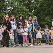 Seis familias monoparentales riojanas, seis madres y sus once hijos, esta semana en el logroñés parque de San Adrián.
