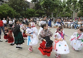 Bailes, juegos, vino y humor por San Bernabé en El Espolón