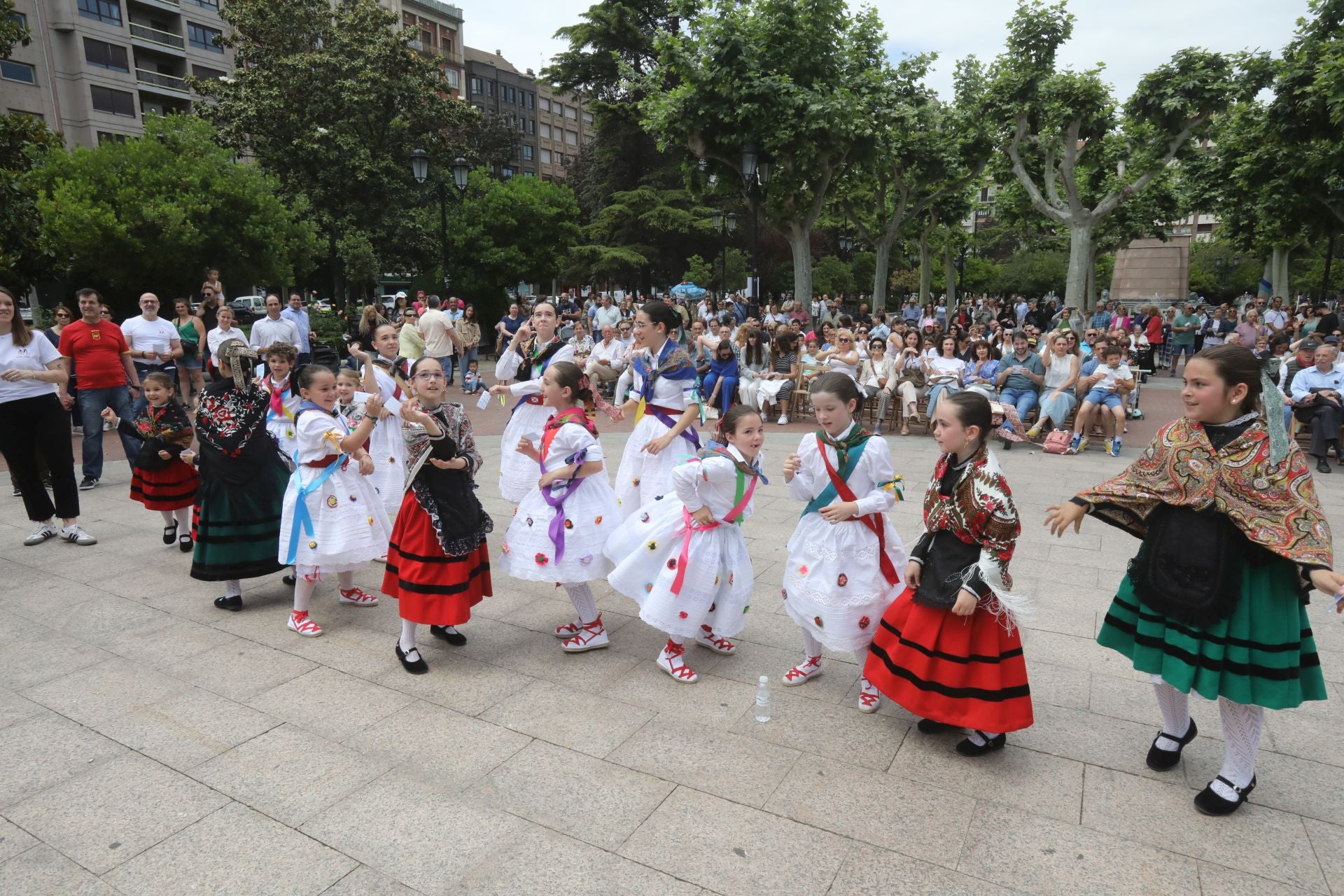 Bailes, juegos, vino y humor por San Bernabé en El Espolón