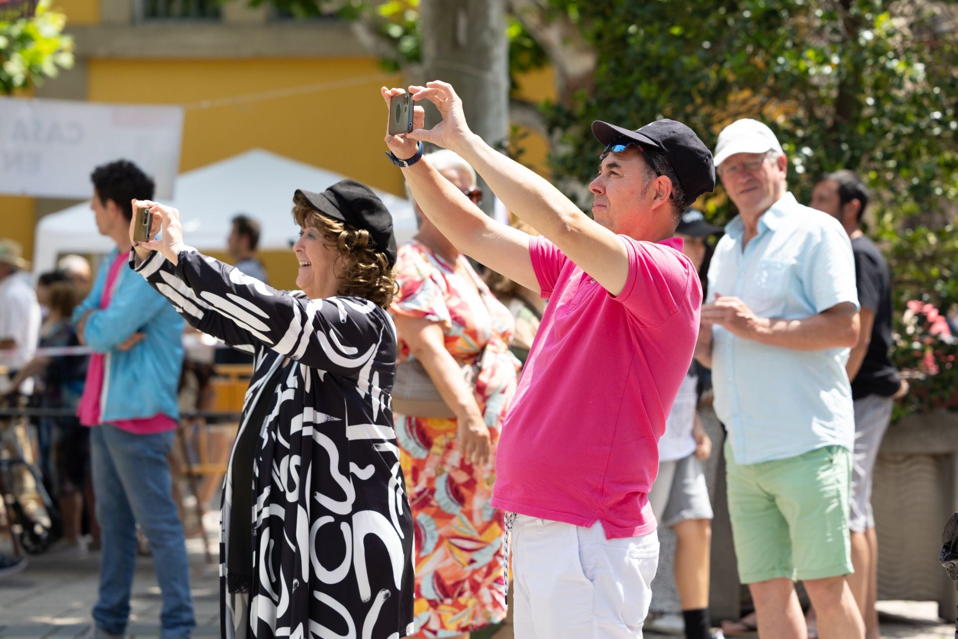 Asedio, desfiles, mercados, bailes... las imágenes de la jornada del lunes