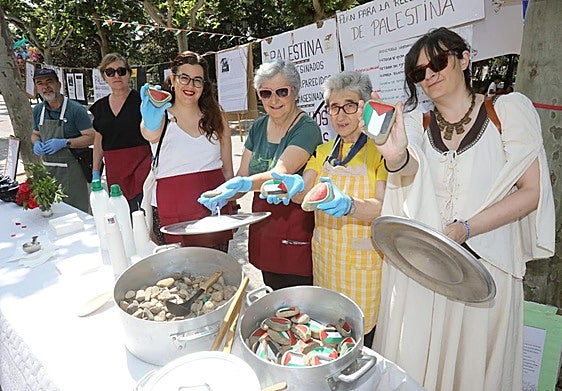 Cazuelas llenas de piedras simulan una degustación a modo de protesta por el asedio de Gaza.