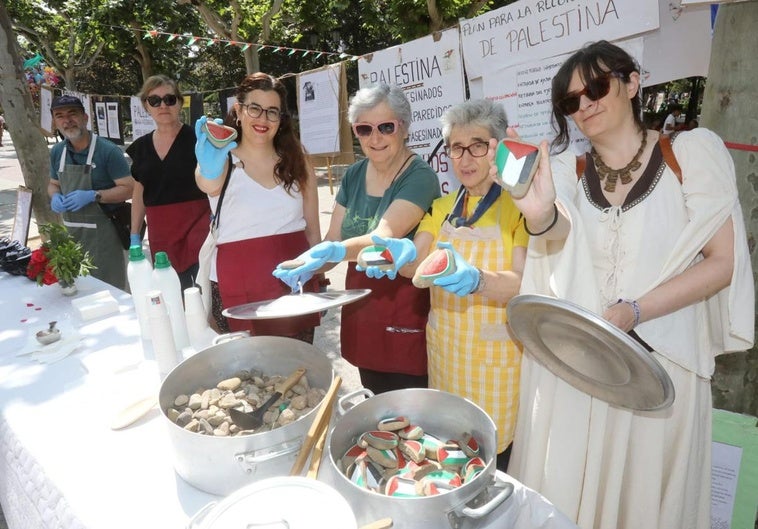 Cazuelas llenas de piedras simulan una degustación a modo de protesta por el asedio de Gaza.
