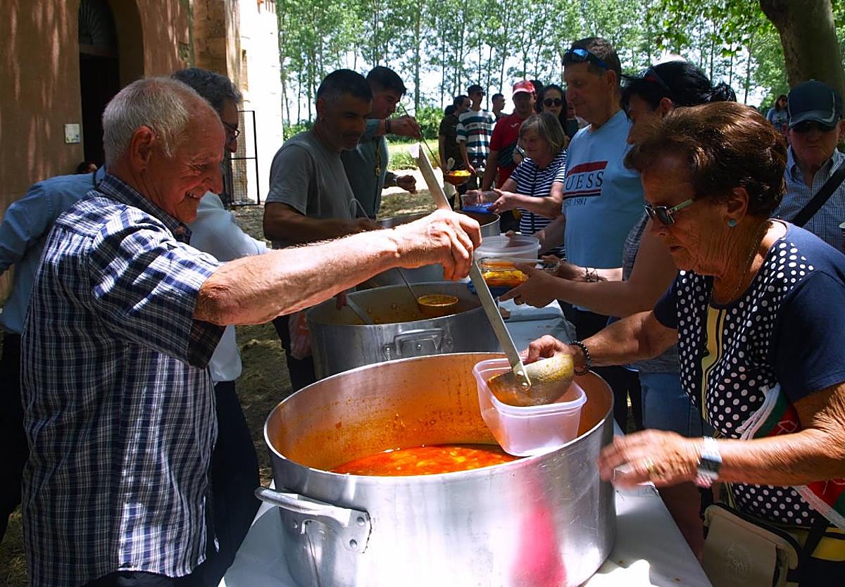 El Ayuntamiento y la Cofradía de San Isidro Labrador repartieron las patatas a la riojana.