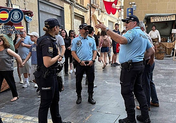 Policías de varios países patrullan junto a los agentes españoles.