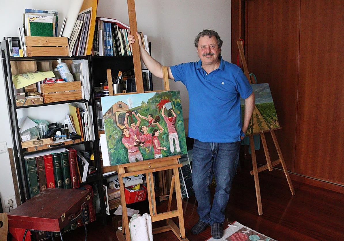 César Peña junto a su cuadro de la Batalla del Vino.
