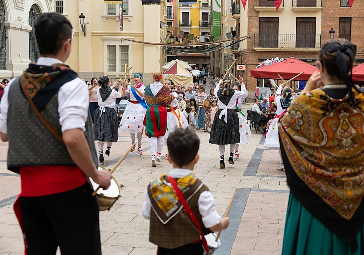 Aires de La Rioja mostró sus jotas en la plaza de San Agustín.