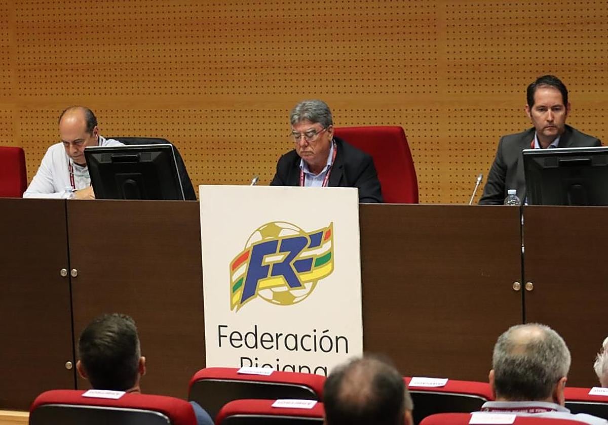 Jacinto Alonso, en el centro, flanqueado por Fernández (izq.) y Alonso (dcha.) durante una asamblea de la Federación.