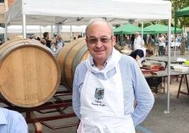Fernando Azofra, este miércoles, durante el reparto del pan, el pez y el vino.
