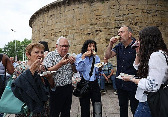 Desde las 10.00 horas, logroñeses y visitantes cumplen con la tradición del pan, el pez y el vino.