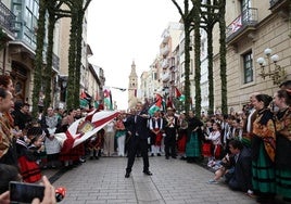 Primer banderazo, el dedicado a los niños, bajo el arco de San Bernabé.