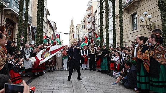 Escobar dedica los banderazos a los niños, a la cultura y a Europa