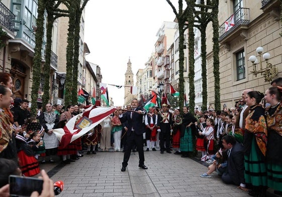 Primer banderazo, el dedicado a los niños, bajo el arco de San Bernabé.
