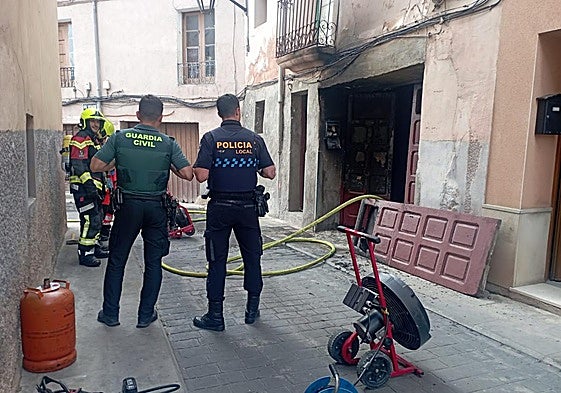 Bomberos, Policía Local y Guardia Civil, junto a la bajera, tras la extinción del incendio.